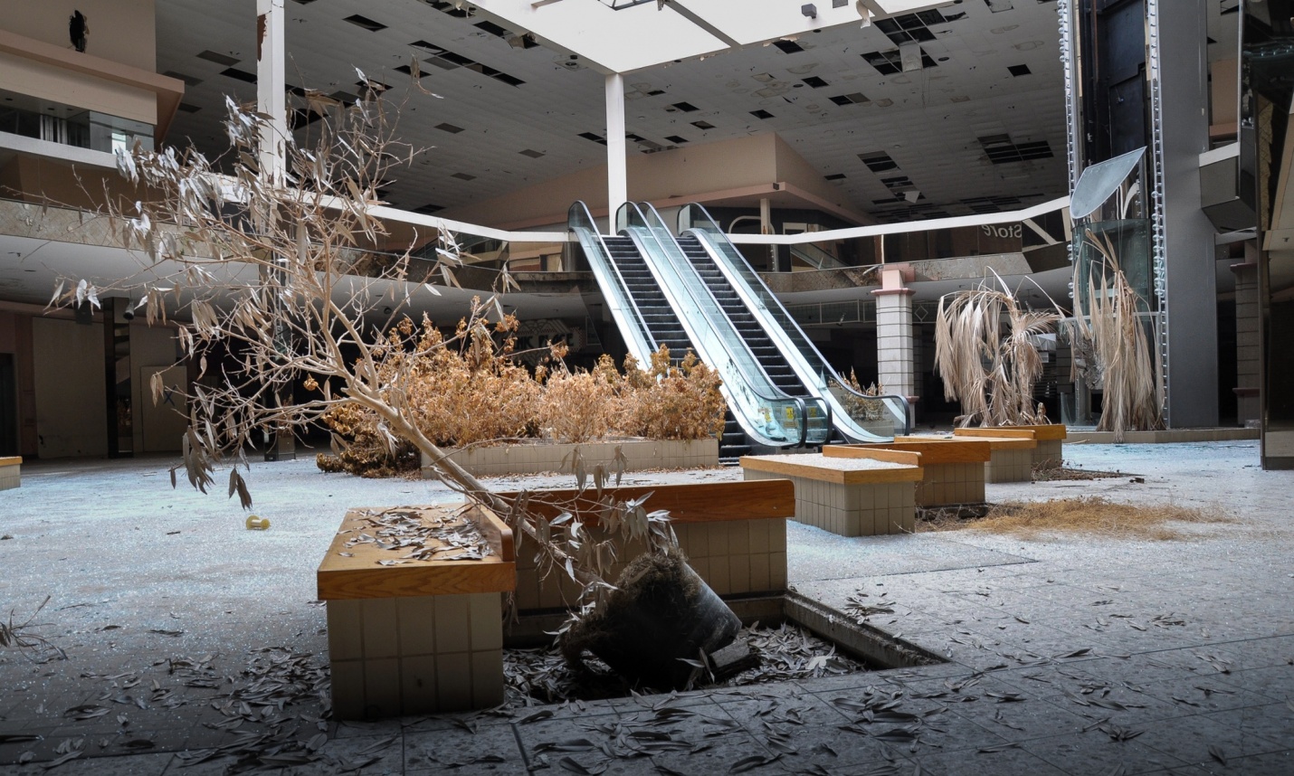 Rolling Acres shopping mall Akron, Ohio, USA. Foto di Seph Lawless per The Guardian