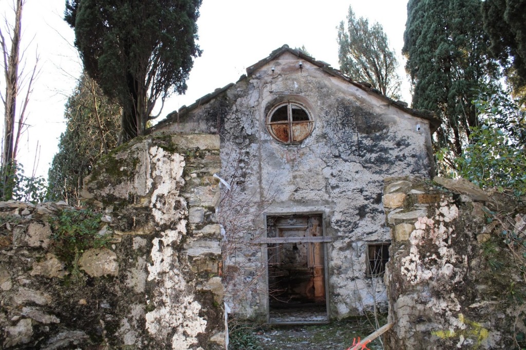 prospetto principale in cui risulta ancora   leggibile la decorazione a fascioni orizzontali bianco-grigi 