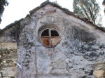 prospetto principale in cui risulta ancora
leggibile la decorazione a fascioni orizzontali bianco-grigi